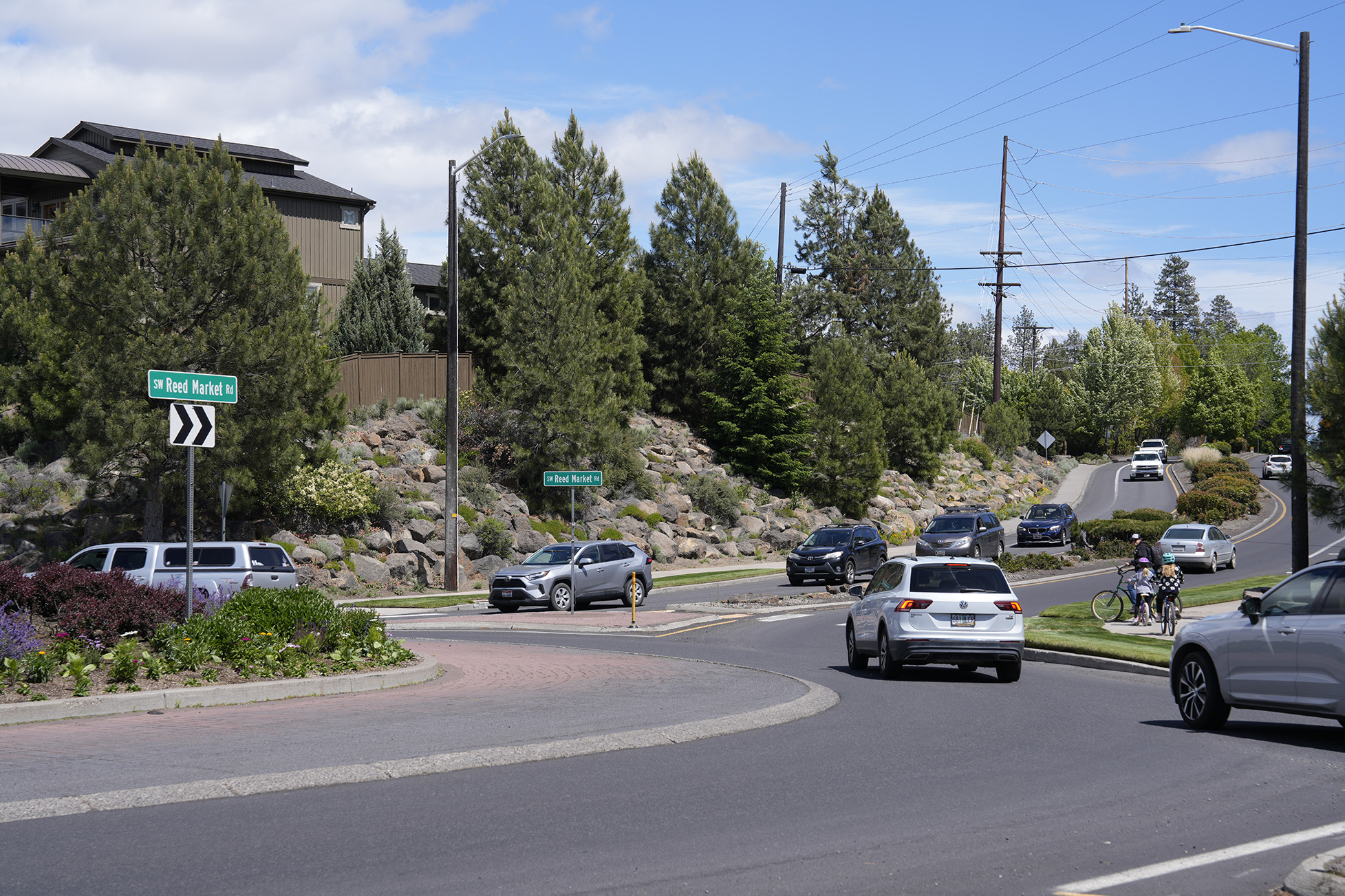 Photo of the existing single-lane roundabout with vehicles driving through it